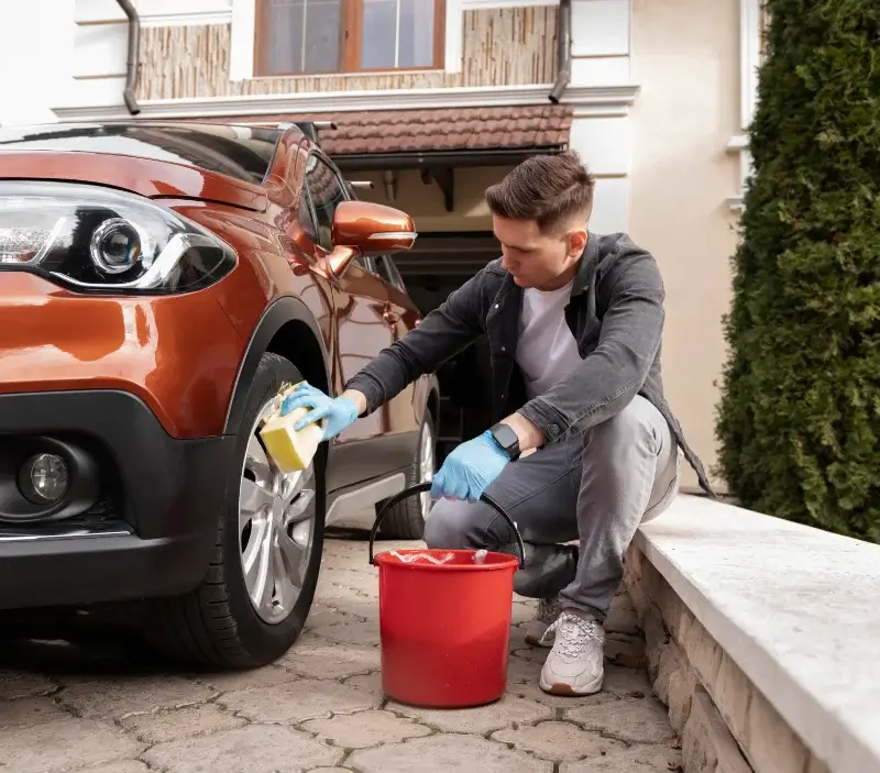 Lavage auto à domicile Magny-Fouchard : professionnel intervenant sur un véhicule